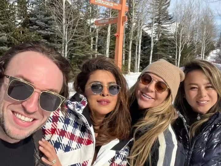 Priyanka Chopra Pics: बी-टाउन अभिनेत्री प्रियंका चोप्राचे नवे फोटो सोशल मीडियावर व्हायरल होतायत. या फोटोंमध्ये प्रियंका तिच्या मैत्रिणींसोबत वेकेशन एन्जॉय करताना दिसतेय.