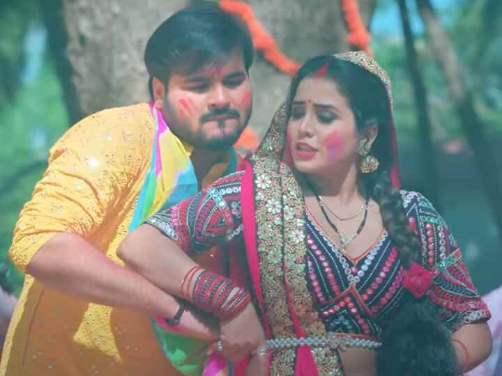 Arvind Akela Kallu Bhojpuri Holi Song Piyaji Ke Rangal Dehiya Zoya Khan Viral Video Bhojpuri Holi Song: शादी के बाद पत्नी को छोड़ इन मोहतरमा को गुलाल लगाते नजर आए Arvind Akela Kallu, वायरल हुआ वीडियो