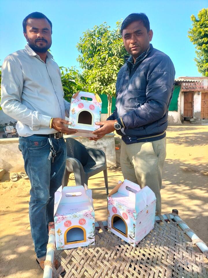 ડીસા તાલુકાના વાસણા નવા ગોળીયા ગામના મુકેશ બાબુજી માળી એ પોતાના લગ્નમાં ફટાકડા, પાર્ટી, વરઘોડા સહિતના બિનજરૂરી ખર્ચ બંદ કરી એક કદમ જીવદયા અને પ્રકૃતિના જતન તરફની પહેલ કરી લગ્નની કંકોતરીને પક્ષીઘરમાં પરિવર્તિત કરી છે.