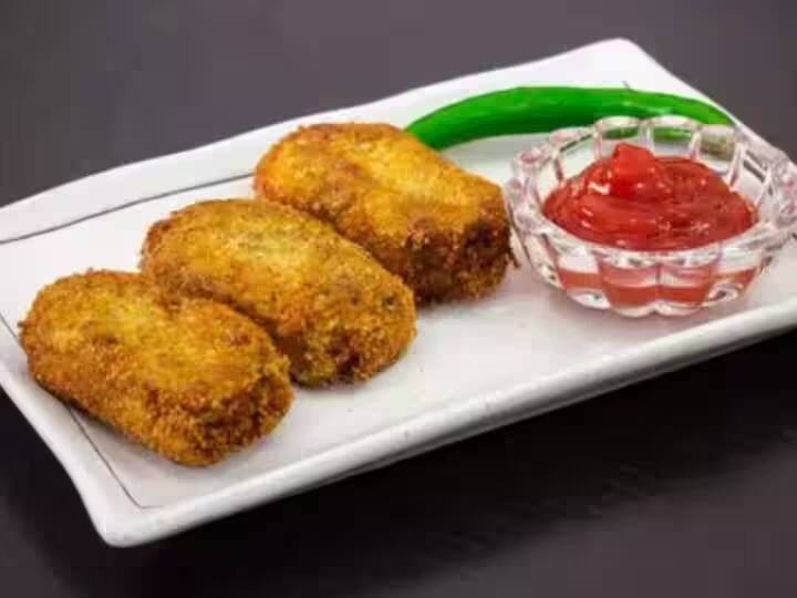 एक पैन में 2 टेबल स्पून तेल गरम करें. नगेट्स को पैन में डालें और सुनहरा भूरा होने तक शैलो फ्राई करें. इस हरी चटनी या कैचअप के साथ खा सकते हैं.