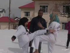 Jammu-Kashmir: बर्फ पर लड़कियों का मार्शल आर्ट देख आप भी जाएंगे चौंक, देखिए खूबसूरत तस्वीरें