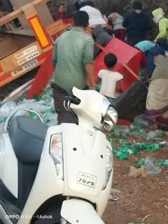 Kolhapur : शीतपेयांचा कंटेनर उलटल्यानंतर बाटल्या घरी नेण्यासाठी झुंबड