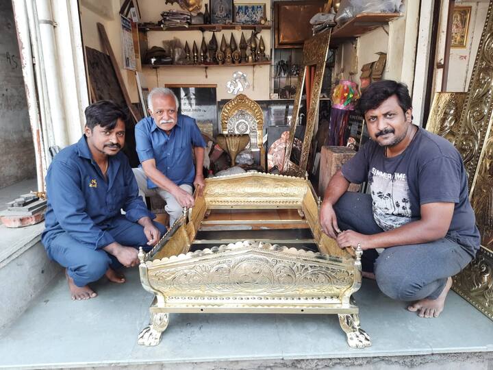 गावकऱ्यांनी देवीच्या प्रवासासाठी 35 किलो वजनाची सोनपितळी पालखी बनवून घेतली आहे.
