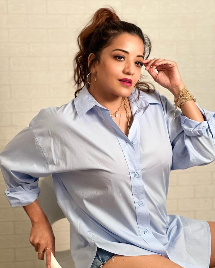 तस्वीरों में वो ब्लू शर्ट के साथ डेनिम शॉर्ट्स पहने हुए चेयर पर बैठकर बोल्ड पोज दे रही हैं.