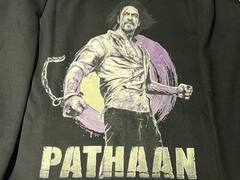 फैन ने खरीदी 'पठान' की हुडी, शाहरुख खान ने दिया ये मजेदार जवाब