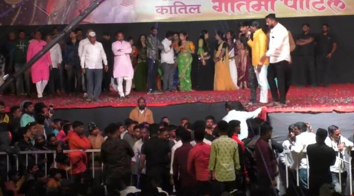 तिच्या कार्यक्रमात तरुणांनी मोठ्या प्रमाणात धुडगूस घालण्याचा प्रयत्न केला . हा सगळा प्रकार घडला पुणे जिल्ह्यातील खेड तालुक्यातील बहिरवाडी गावात.