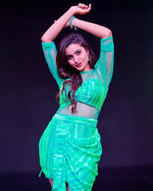 ప్రస్తుతం ఈ ఫోటోలు సోషల్ మీడియాలో వైరల్ అవుతున్నాయి. Photo Credit: Deepika Pilli/Instagram