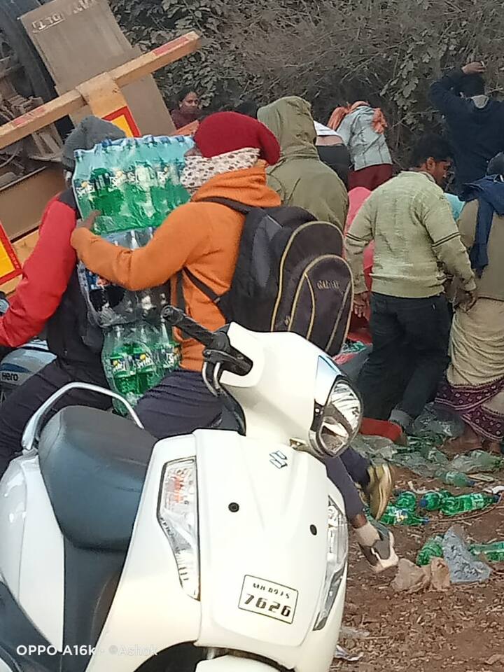 यानंतर गावात ही बातमी पसरताच गावकरीसुद्धा पोहोचले.