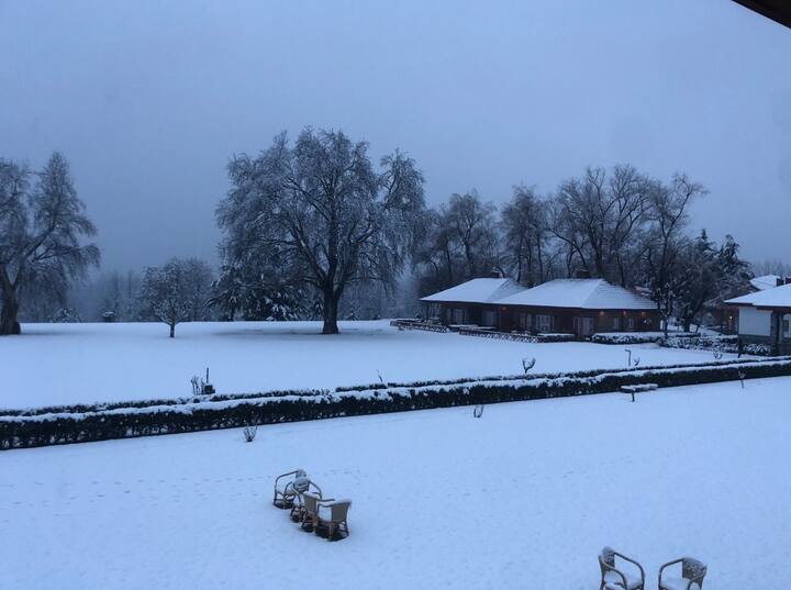 गुरेजमधील तुलेल परिसरातील दोन गावांमध्ये हिमस्खलन झालं आहे. सततच्या बर्फवृष्टीमुळे येथील जनजीवन विस्कळीत झालं आहे.