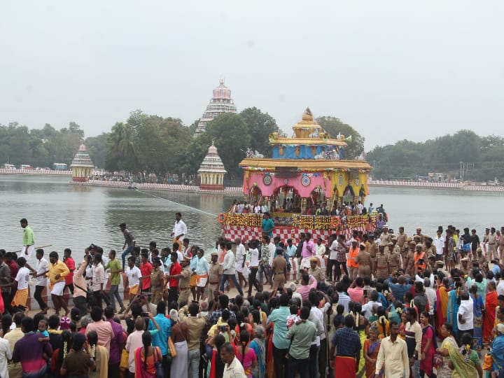 Madurai: கோலாகலமாக தொடங்கிய மீனாட்சியம்மன் கோயில் தெப்பத் திருவிழா