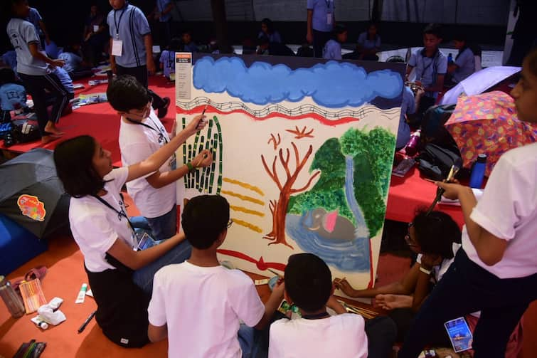 Visually Manifested Poems Vaidrabhiya Kavya Nakshatramala performed by school children Wardha : दृश्‍यरुपात प्रकटल्‍या कविता;  बालचित्रकारांनी साकारली वैदर्भीय काव्य नक्षत्रमाला