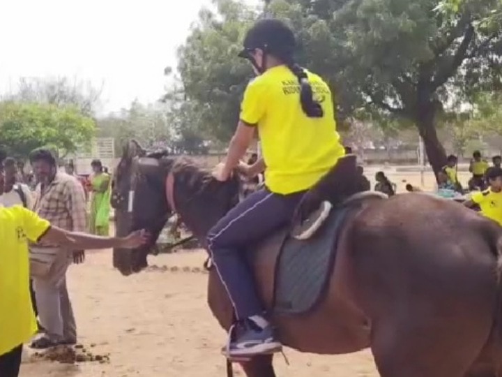 கரூரில் குதிரை ஏற்ற போட்டி; உற்சாகத்துடன் பங்கேற்ற மாணவ, மாணவிகள்