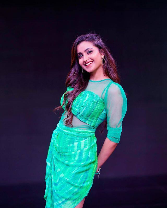 సోషల్ మీడియా ద్వారా పాపులర్ అయ్యింది దీపిక. Photo Credit: Deepika Pilli/Instagram