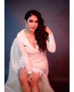 Photo : नेहा मलिकचा बोल्ड लूक