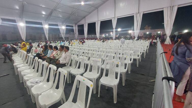 Akhil Bharatiya Marathi Sahitya Sammelan 90 percent of seats empty in Sammelan on second day at wardha Akhil Bharatiya Marathi Sahitya Sammelan : साहित्य संमेलनात दुसऱ्या दिवशीही 90 टक्के खुर्च्या रिकाम्या; स्टॉल्सचा खर्चही निघेना, ग्रंथ विक्रेत्यांना फटका!