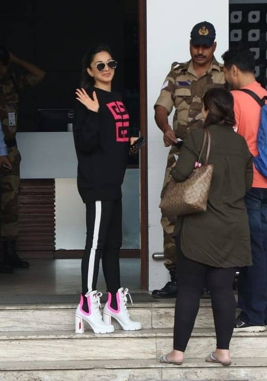 आपको बता दें कि कियारा आडवाणी (Kiara Advani) एक मशहूर अभिनेत्री है. उन्होंने बॉलीवुड में एक खास पहचान बनाई हुई है उनके पास में प्रादा स्नीकर ऊंची एड़ी के जूते भी मौजूद है. जिनकी कीमत तकरीबन 70 हजार की है. (Photo- Instagram)