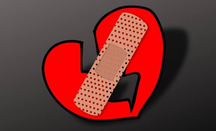 কিন্তু মন ভাঙলে কেন ভেঙেচুরে যান মানুষ, তার প্রভাব রোজকার জীবনে তো পড়ে, কেন শরীরকেও কাবু ফেলে, তার উত্তরও খুঁজে বার করে ফেলেছে বিজ্ঞান, যার সঙ্গে ওতপ্রোত ভাবে জড়িয়ে রয়েছে হরমোনও।