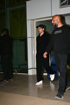 Sidharth Kiara Wedding: कियारा आडवाणी को ब्याहने जैसलमेर पहुंचे सिद्धार्थ मल्होत्रा, एयरपोर्ट कुछ यूं दिखा स्वैग