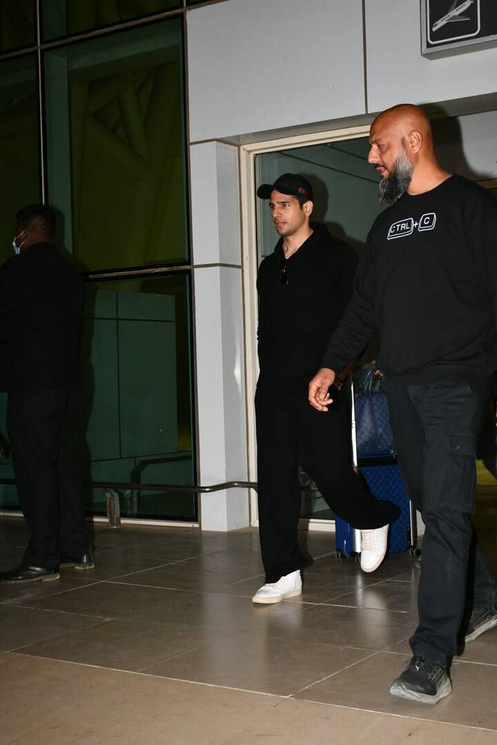 सिद्धार्थ मल्होत्रा की कुछ तस्वीरें सामने आई हैं जिसमें वह एयरपोर्ट से निकलते हुए नजर आ रहे हैं.