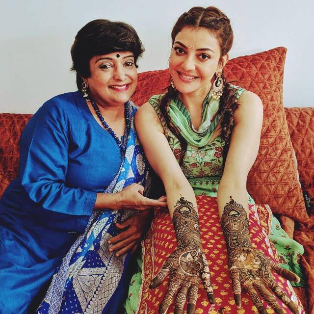 बॉलीवुड की मशहूर अभिनेत्री काजल अग्रवाल (Kajal Aggarwal) ने भी अपने लॉन्ग टाइम बॉयफ्रेंड गौतम किचलू से शादी रचाई. बता दें कि काजल की भी ब्राइडल मेहंदी वीणा नागड़ा ने लगाई थी जो कि काफी खूबसूरत भी थी. (Photo- Instagram)