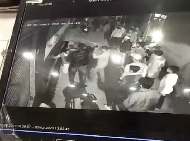 Muzaffarnagar people thrashed a young man with sticks on a minor issue, case registered ann Muzaffarnagar News: मुज्जफरनगर में मामूली बात पर युवक को लोगों ने लाठी डंडों से पीटा, वीडियो वायरल होने के बाद केस दर्ज
