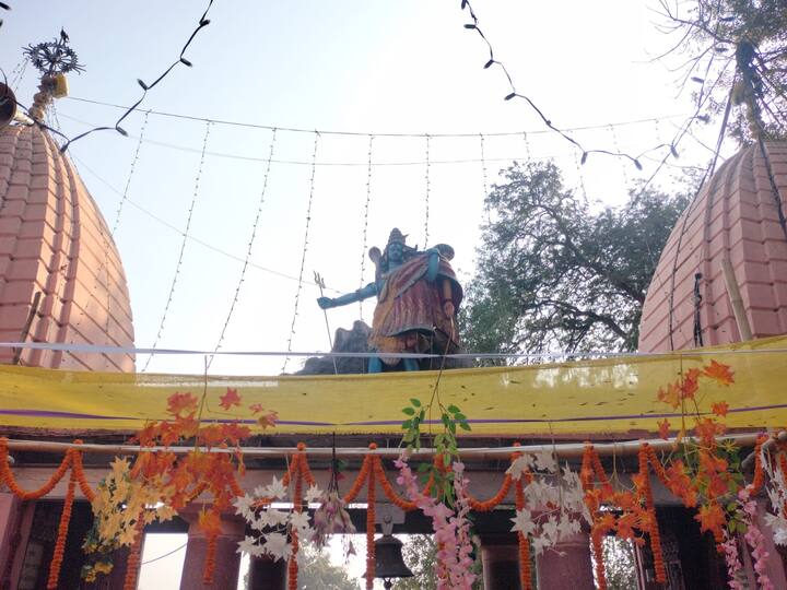 প্রাচীনকাল থেকেই প্রচলিত আছে নন্দগিরি মহারাজ কেদারনাথ থেকে স্বপ্নাদেশ পেয়ে লাভপুরে এসেছিলেন। তখন এই এলাকা গভীর জঙ্গলে ঢাকা। সেখানেই জঙ্গলের ভিতরে খুঁজে পেয়েছিলেন শিলাখণ্ড। তারপর সেখানেই তৈরি হয় মন্দির। কথিত রয়েছে, দেবী সতীর এখানে ঊর্ধ্ব ওষ্ঠ পড়েছিল, প্রাচীনকালে এই স্থানের নাম ছিল অট্টহাস।