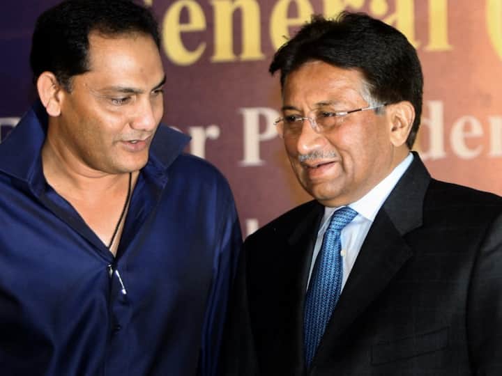 Former Indian cricket captain Mohammed Azharuddin (L) speaks with former Pakistan President Pervez Musharraf during an interactive session of the Associated Chambers of Commerce and Industry of India meeting in New Delhi on March 8, 2009. (Photo: AFP)