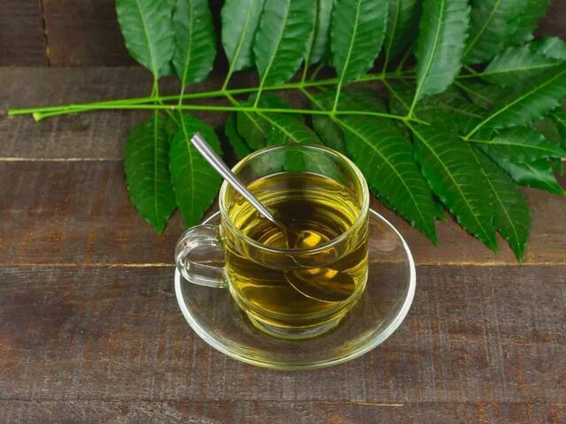 যাঁরা বসন্তে আক্রান্ত হয়েছেন, সেক্ষেত্রে ত্বকে চুলকানির সমস্যা হলে নখ না দিয়ে নিমপাতা আলতো করে ক্ষতস্থানে বুলিয়ে দিন