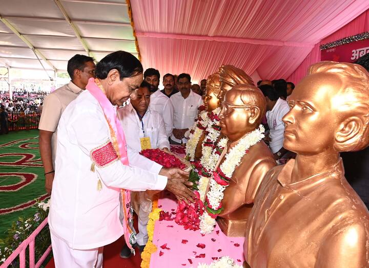 బీఆర్ఎస్ స‌భా వేదికపై రాజ్యాంగ నిర్మాత డాక్టర్ బీఆర్ అంబేద్కర్, మ‌ర‌ఠా యోధుల‌కు సీఎం కేసీఆర్ పుష్పాంజ‌లి ఘ‌టించారు. మహానుభావులకు కేసీఆర్ తో పాటు నేతలు నివాళుల‌ర్పించారు.