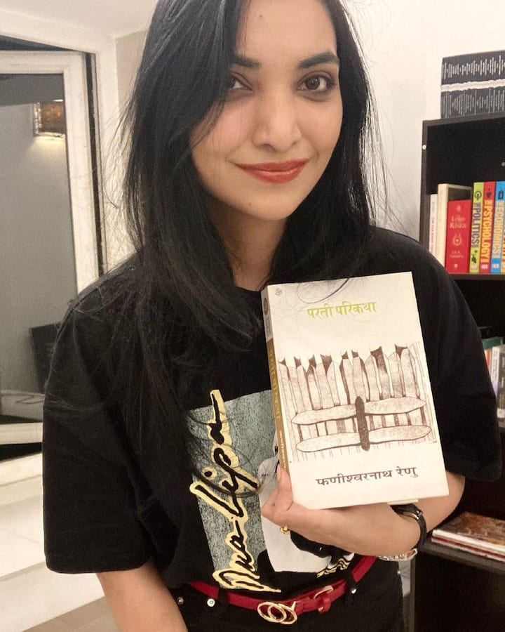 पुष्पम प्रिया बिहार सरकार पर लगातार निशाना साध रही हैं. हाल ही में उन्होंने ट्विटर पर लिखा, 'बिहार में उनका शासन है जिन्होंने परीक्षाओं में चोरी (बिहारी बोली में “डकैती”) करके ही फ़र्ज़ी डिग्री ली है. उनके राज में हर परीक्षा के पेपर लीक हो जाएं तो क्या आश्चर्य? देशी-विदेशी पर्यटकों को तो परीक्षा केंद्रों पर “लीक-चोरी-डकैती” वाली परीक्षा देखने को आमंत्रित करना चाहिए.