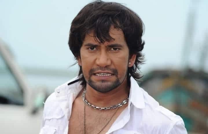 भोजपुरी स्टार दिनेश लाल यादव (Dinesh Lal Yadav) आज के समय में लोगों के दिलों पर राज करते हैं. उन्हें इंडस्ट्री में निरहुआ (Nirahua) के नाम से भी जाना जाता है. निरहुआ कमाई के मामले में कई बॉलीवुड एक्टर्स को टक्कर देते हैं. बता दें कि निरहुआ इस समय यूपी के आजमगढ़ से सांसद हैं. निरहुआ ने अपनी काबिलियत के दम पर भोजपुरी इंडस्ट्री में पहचान बनाई है. आइए, जानते हैं कि उनके पास कितनी संपत्ति है.