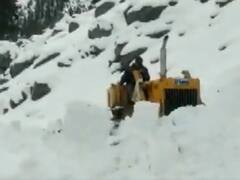 हिमाचल के इन इलाकों में बर्फबारी के बाद बर्फ हटाने का काम जारी, कैसा रहेगा मौसम?