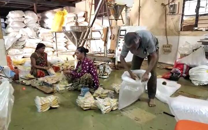 नंदूरबार (Nandurbar) जिल्ह्यातील शहादा (Shahada) येथील सुरज फूड इंडस्ट्रीने (Suraj Food Industries) पापड उद्योगातून भरारी घेतली आहे. 1990 मध्ये सुरू केलेला हा गृह उद्योग आता मोठ्या व्यवसायात रुपांतरित झाला आहे.