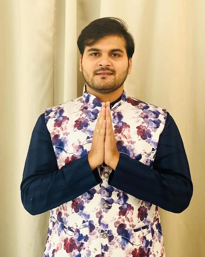 यह बात आप सभी जानते हैं कि फिल्म इंडस्ट्री में कदम रखने के बाद अरविंद अकेला कल्लू मुंबई में शिफ्ट हो गए थे. लेकिन एक्टर को जब भी मौका मिलता है वह अपने गांव वाले घर में आकर खूब मस्ती करते हैं.