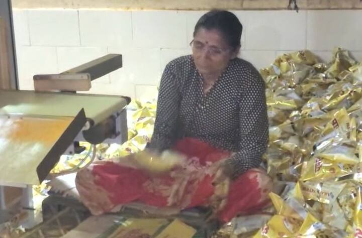 जवळपास 300 पेक्षा अधिक कुटुंबांना त्यातून रोजगार प्राप्त होत आहे. पापड उद्योगाच्या माध्यातून आर्थिक समृद्धी आली आहे. पाहुयात पापड उद्योगाची भरारी...