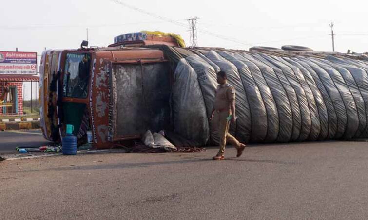 A lorry carrying a cardboard box overturned near Trichy. திருச்சி: அட்டை பெட்டி ஏற்றி வந்த லாரி கவிழ்ந்து விபத்து: நடந்தது என்ன?