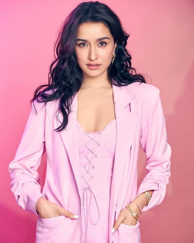 Shraddha Kapoor Gorgeous Look In Pink Color Short Dress Girls Can Be Inspired By The Style Of The Actress | Shraddha Kapoor Look: पिंक कलर की शॉर्ट ड्रेस में श्रद्धा कपूर का
