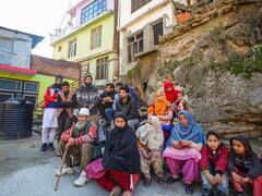 Doda Cracks Photos: आंसू, दर्द और घर छूट जाने का डर... इन तस्वीरों में झलक रही डोडा के लोगों की पीड़ा