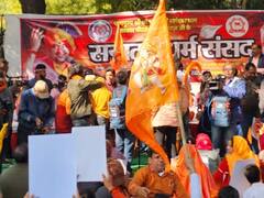 Bageshwar Dham: बागेश्वर धाम के समर्थन में उठी 'सनातन धर्म आयोग' की मांग, तस्वीरों में देखें जंतर-मंतर पर संत-साधुओं का जुटान