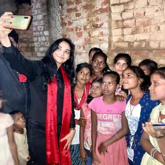 પુષ્પમ પ્રિયા સોશિયલ મીડિયા પર ઘણી એક્ટિવ રહે છે. તે સામાજિક કાર્યોમાં પણ ભાગ લે છે. સોશિયલ મીડિયા પર લોકો તેને ખૂબ સપોર્ટ કરતા જોવા મળે છે.
