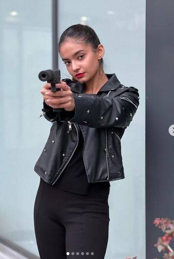 ਆਲ ਬਲੈਕ ਲੁੱਕ 'ਚ 'ਲੇਡੀ ਡੌਨ' ਦੇ ਰੂਪ 'ਚ ਨਜ਼ਰ ਆਈ ਅਨੁਸ਼ਕਾ ਸੇਨ