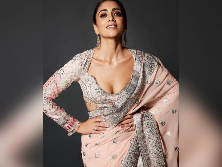 Shriya Saran Saree: अभिनेत्री श्रिया सरन अपने लुक से चार चांद लगा देती हैं. हाल ही में उन्होनें अपना साड़ी लुक इंस्टा पर पोस्ट किया है और इसमें वह काफी खूबसूरत लग रही हैं.