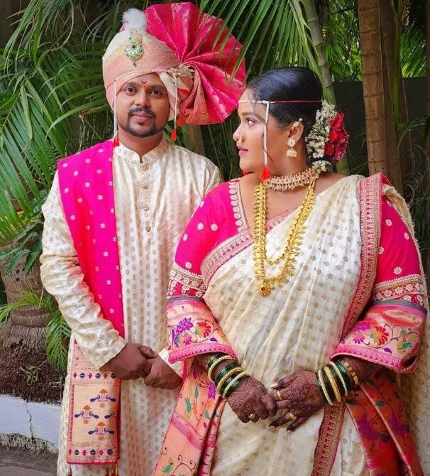 लग्नसोहळ्यासाठी वनितानं गुलाबी आणि पांढऱ्या रंगाची साडी, गोल्डन ज्वेलरी असा खास लूक केला होता.