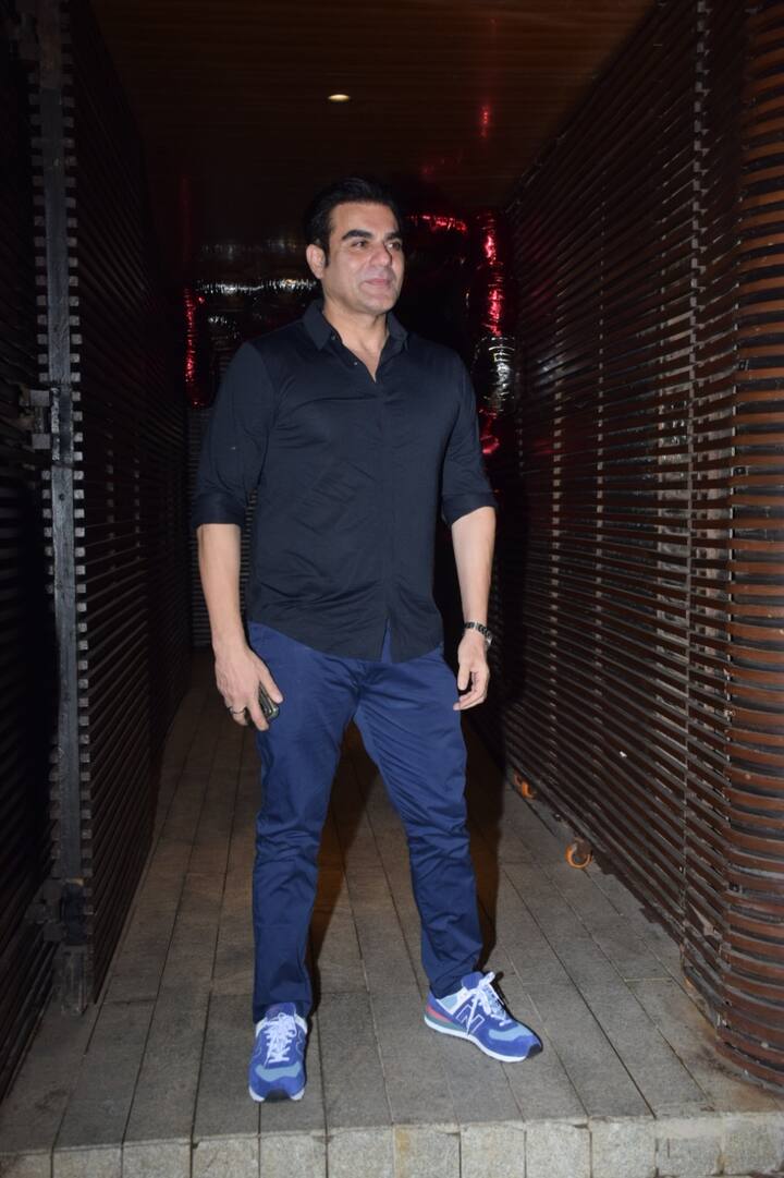 मशहूर फोटोग्राफर मानव मंगलानी की ओर से एक्टर वरुण शर्मा के बर्थडे बैश की शानदार तस्वीरें सामने आईं हैं, जिसमें बॉलीवुड एक्टर अरबाज खान नजर आ रहे हैं.