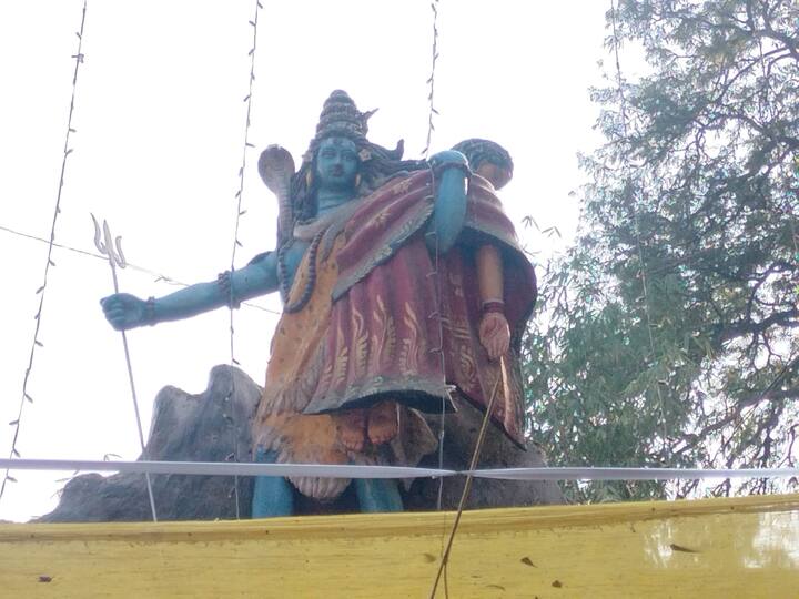 কলকাতা থেকে প্রায় ২০০ কিলোমিটার দূরত্বে রয়েছে লাভপুর। বীরভূম জেলার এই অংশ প্রাচীনকালে অট্টহাস নামে পরিচিত ছিল।