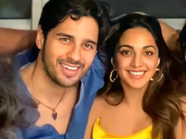 बाद में कियारा आडवाणी (Kiara Advani) अनुपम खेर और रोशन तनेजा के एक्टिंग स्कूल में एडमिशन ले लेती है और 2014 में आई हुई फिल्म फगली से अपना बॉलीवुड डेब्यु करती हैं. (Photo- Instagram)