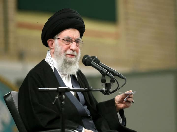 Iran President Ibrahim Raisi or Supreme Leader Ayatollah Ali Khamenei Who is the most powerful Iranian President vs Supreme Leader : राष्ट्रपति इब्राहिम रईसी या सुप्रीम लीडर हैं ईरान के 'सुप्रीम', जानें कौन है ज्यादा पॉवरफुल?