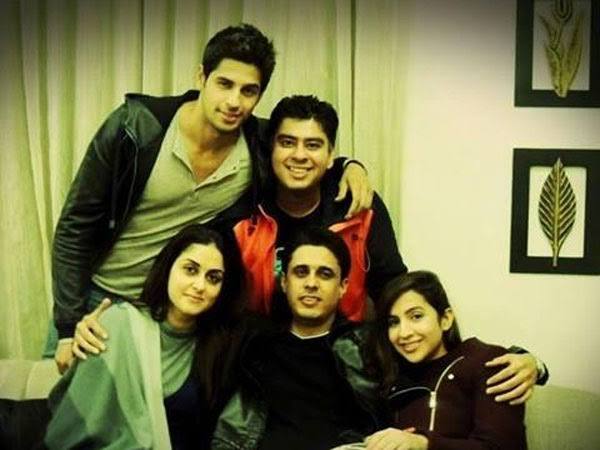 लेकिन अगर हम कियारा आडवाणी के जेठ जेठानी यानी कि सिद्धार्थ मल्होत्रा के भाई और भाभी की बात करें तो एक्टर के भाई हर्षद मल्होत्रा एक बैंकर है. (Photo- Instagram)