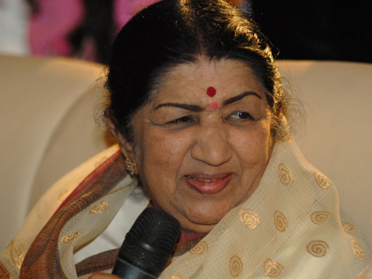 Lata Mangeshkar Death Anniversary Know Lata Mangeshkar Hit Songs | Lata ...