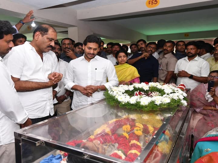 CM Jagan News: అనారోగ్యంతో మృతి చెందిన వైసీపీ ఎమ్మెల్సీ తలశిల రఘురామ్ సతీమణి స్వర్ణకుమారి పార్థివ దేహానికి ఏపీ సీఎం జగన్ ఆయన సతీమణి భారతి ఘన నివాళులు అర్పించారు.